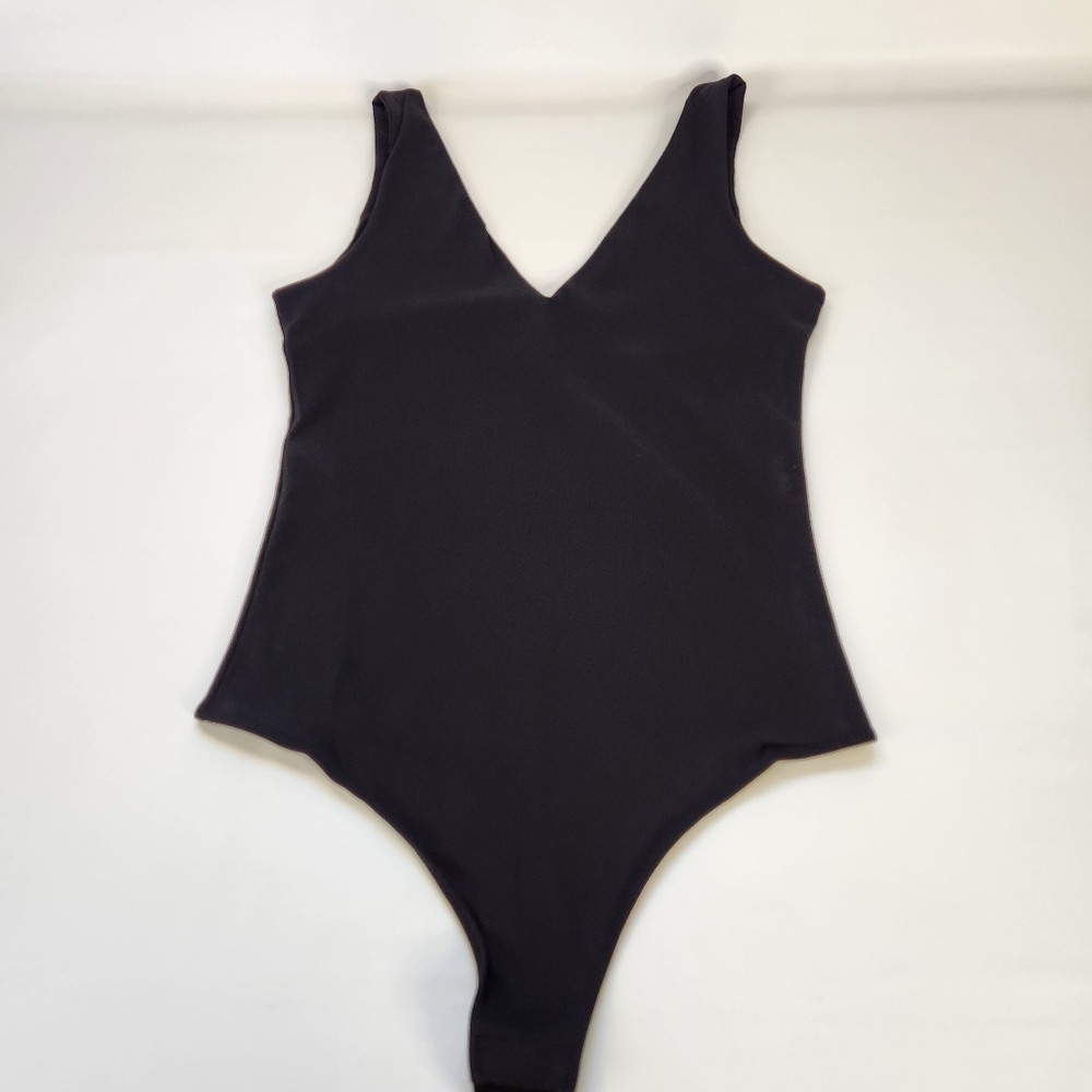 Saungkuai Solid Black V Neck Bodysuit Tank Top Women’s Size Small
